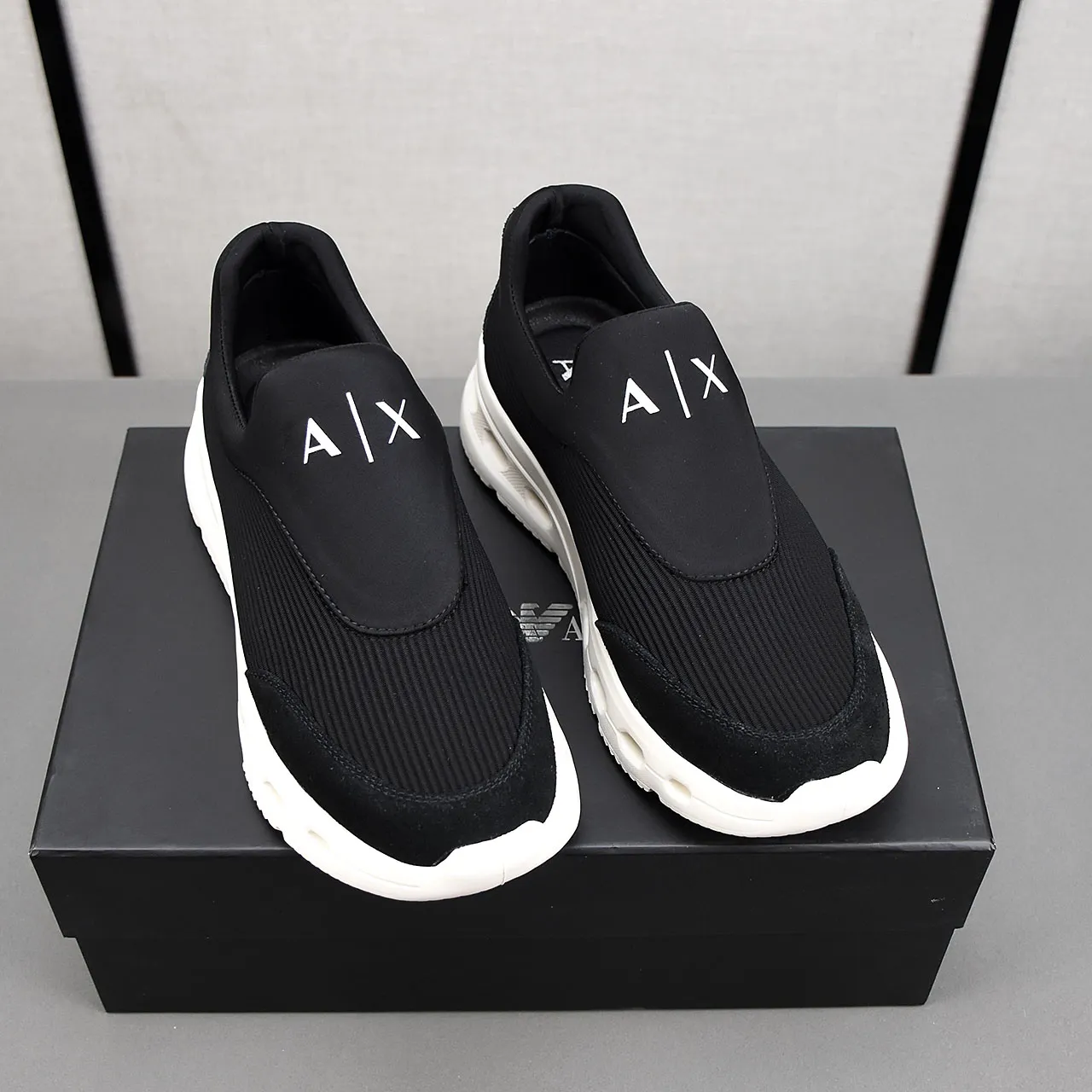 PP420🍒🍒🍒Armani's new 🆕low-top casual sneakers are made of breathable mesh and have brand signature details on the shoe collar to enhance style. Fashionable and versatile, it can complement any look. With a sophisticated design that is both dynamic and modern, this new must-have shoe adds a new dimension to Dior's legacy, displaying modern elegance. Men's shoes 38-44 45🉑️customized